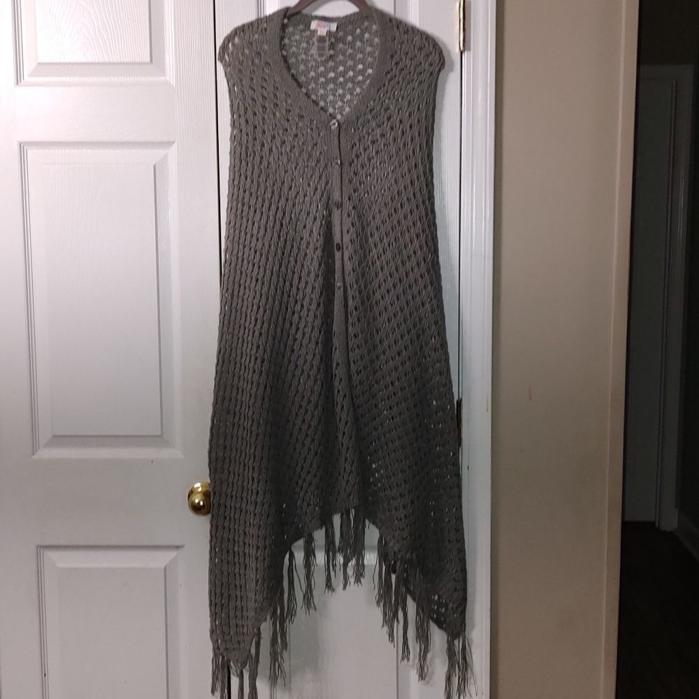 LuLaRoe Mimi Poncho Shawl Wrap Sweater One Size Gray Open Knit Buttons Fringe